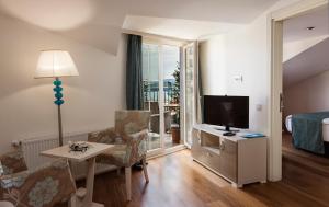 A television and/or entertainment centre at Turkuaz Suites Bosphorus