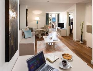 A television and/or entertainment centre at Turkuaz Suites Bosphorus
