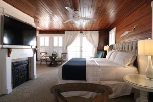 Posteľ alebo postele v izbe v ubytovaní The Riverview Hotel - New Smyrna Beach