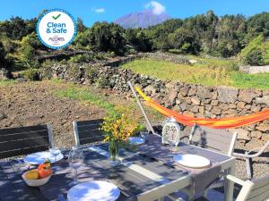uma mesa com uma toalha de mesa azul e branca e uma montanha em Casa do Almance em São João
