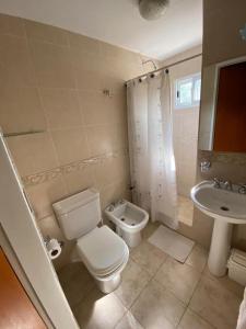 uma casa de banho com um WC e um lavatório em Lo de la Omi em Villa General Belgrano
