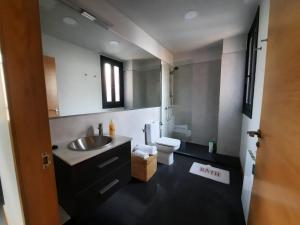 Et badeværelse på Duplex en Casas da Bríxida - Cangas do Morrazo + 20 billeder