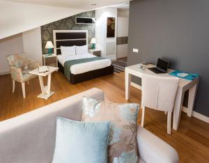 A bed or beds in a room at Turkuaz Suites Bosphorus