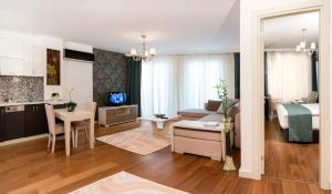 A television and/or entertainment centre at Turkuaz Suites Bosphorus