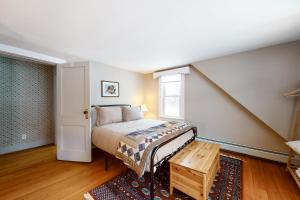 a bedroom with a bed and a window at Pineapple Paradise in Stowe