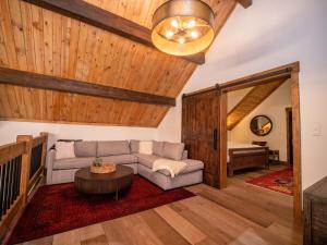 Ruang duduk di Rocky Mountain Escape - Steps to Lake Estes, Jacuzzi, Close to Downtown Estes