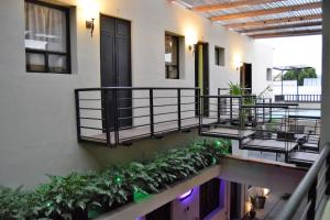 un balcón con plantas en el lateral de un edificio en Independencia Dos 7 Hotel Boutique en Querétaro