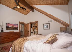 A bed or beds in a room at Estes Escape - Jacuzzi, Indoor Outdoor Fireplace, Perfect Location!