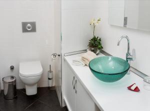 A bathroom at Turkuaz Suites Bosphorus