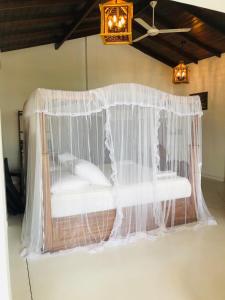 Ένα ή περισσότερα κρεβάτια σε δωμάτιο στο Florain Otium Talpe - 3 Bedroom Oceanfront Villa