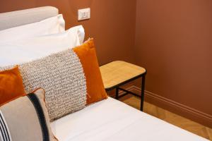 Postel nebo postele na pokoji v ubytování Voluta Suites
