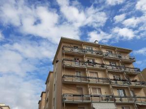 un edificio alto con balconi sul lato di ATTICO LIVORNO Bed & Relax a Livorno