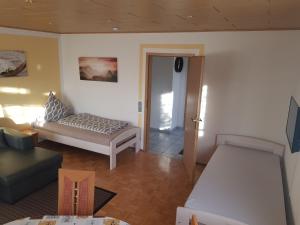- un salon avec deux lits et un canapé dans l'établissement Apartment am Riegelberg, à Oesdorf