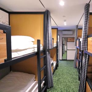 מיטה או מיטות קומותיים בחדר ב-Hatago COEDOYA
