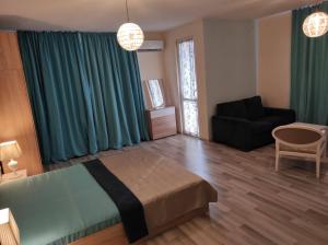 1 dormitorio con 1 cama y 1 sofá en una habitación en BeLApartment en Petrich