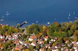 uma vista aérea de uma cidade ao lado de uma massa de água em Hotel Gasthof Seefelder Hof em Diessen am Ammersee