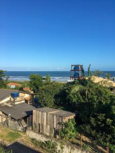 een uitzicht over een huis en de oceaan bij Pousada casa na praia da Vila - Imbituba SC in Imbituba