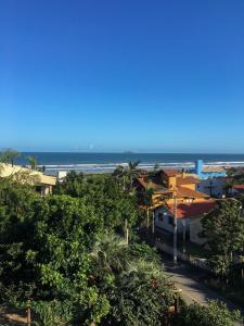 een uitzicht op de oceaan vanuit een resort bij Pousada casa na praia da Vila - Imbituba SC in Imbituba