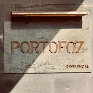 un signo de un portofino en una acera en Hotel Portofoz, en Oporto