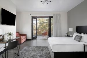 una camera con letto e balcone di Hotel Casa 425 + Lounge, A Four Sisters Inn a Claremont