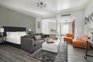 uma grande sala de estar com uma cama e um sofá em Hotel Casa 425 + Lounge, A Four Sisters Inn em Claremont