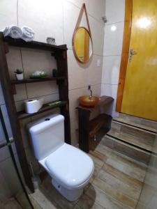 y baño con aseo, lavabo y espejo. en Sossego do Interior, en Nova Petrópolis