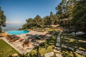 een luchtzicht op een zwembad met ligstoelen bij Dwarika's Resort - Dhulikhel in Dhulikhel