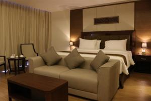 Java Palace Hotel tesisinde bir oturma alanı