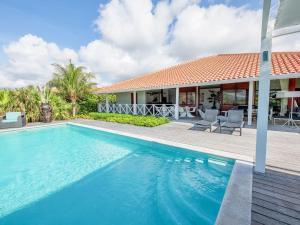 una piscina frente a una casa en Luxurious Villa in Jan Thiel with Pool, en Jan Thiel