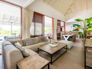 sala de estar con sofá y mesa en Luxurious Villa in Jan Thiel with Pool, en Jan Thiel