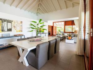 Jan ThielにあるSpacious Villa Near Beachのテーブルと椅子のあるダイニングルーム
