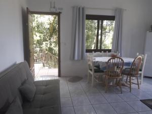 sala de estar con mesa, sillas y sofá en APARTAMENTOS BELLO VALE, en Gramado