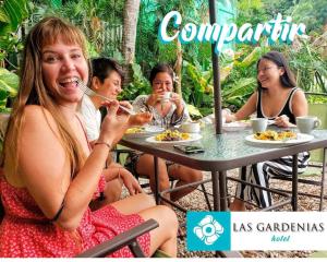 un grupo de mujeres sentadas en una mesa comiendo comida en Hotel y Restaurante Las Gardenias, en El Remate