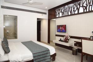 Ein Bett oder Betten in einem Zimmer der Unterkunft Hotel Emerald