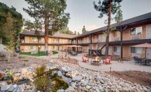 una vista exterior de la posada con un estanque en Ayres Lodge Alpine, en Alpine