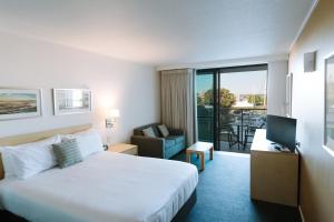 Postel nebo postele na pokoji v ubytování Ramada Hotel & Suites by Wyndham Ballina Byron + 37 fotografií