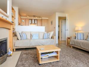 ソルカムにある14 Combehavenのソファとテーブルのあるリビングルーム