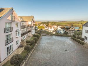 ソルカムにある14 Combehavenの二棟の間の川の景色