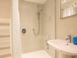 een badkamer met een douche en een wastafel bij 1 Hazeldene in Salcombe
