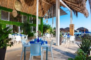 Restaurace v ubytování Blue Chairs Beachfront Resort Puerto Vallarta - Adults Only
