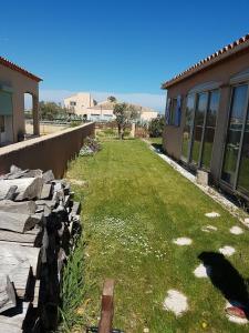 a yard next to a building with a wall at La villa d elisa in Leucate