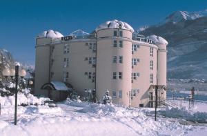 アオスタにあるエトワール デュ ノールの雪の積もった大きな建物
