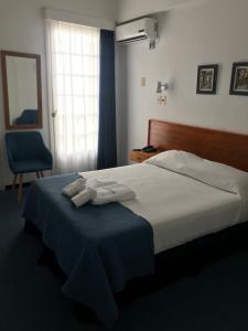 Postel nebo postele na pokoji v ubytování Hotel Escorial + 37 fotografií