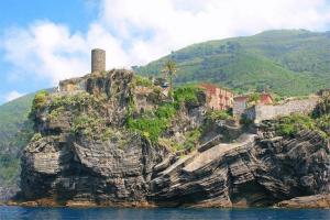 an island with a town on top of a mountain at Hotel Gianni Franzi in Vernazza
