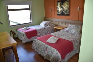 Uma cama ou camas num quarto em Asói Hostal