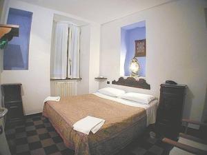 a bedroom with a large bed in a room at Hotel Gianni Franzi in Vernazza