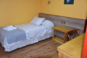 Uma cama ou camas num quarto em Asói Hostal