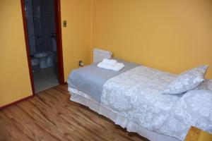 Uma cama ou camas num quarto em Asói Hostal