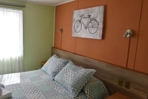 Uma cama ou camas num quarto em Asói Hostal
