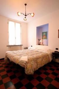 a bedroom with a bed and a chandelier at Hotel Gianni Franzi in Vernazza